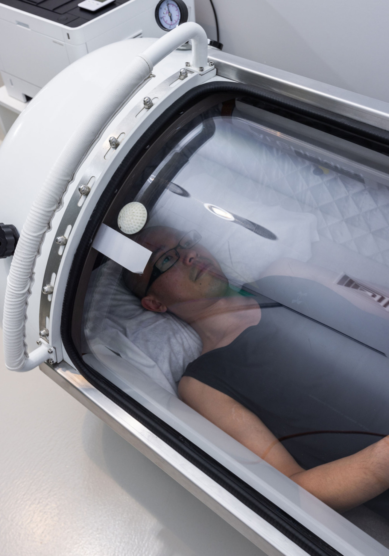 Man experiences Alchemy's HBOT Hyperbaric chamber experience.